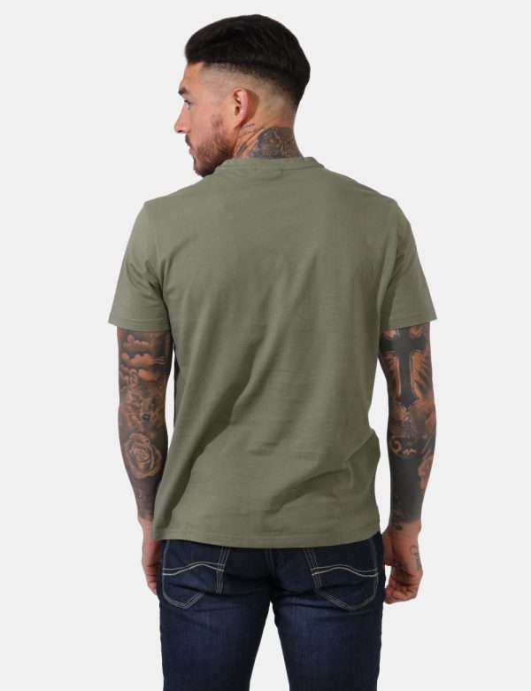 T-shirt Napapijri Verde - Casual t-shirt su base verde militare con piccola stampa logo brand ad altezza cuore. La vestibili