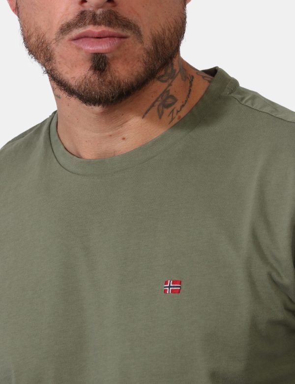 T-shirt Napapijri Verde - Casual t-shirt su base verde militare con piccola stampa logo brand ad altezza cuore. La vestibili