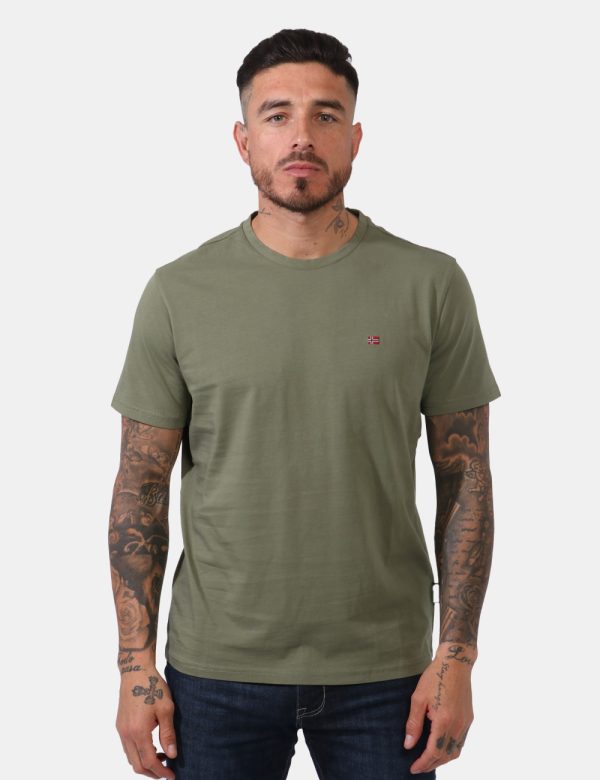 T-shirt Napapijri Verde - Casual t-shirt su base verde militare con piccola stampa logo brand ad altezza cuore. La vestibili