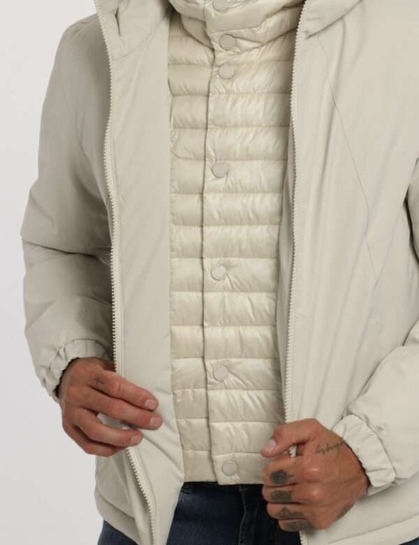 Piumino Colmar bianco - COMPOSIZIONE E VESTIBILITÀ: esterno 100% poliestere interno 100% poliammideIl modello è alto 178 cm