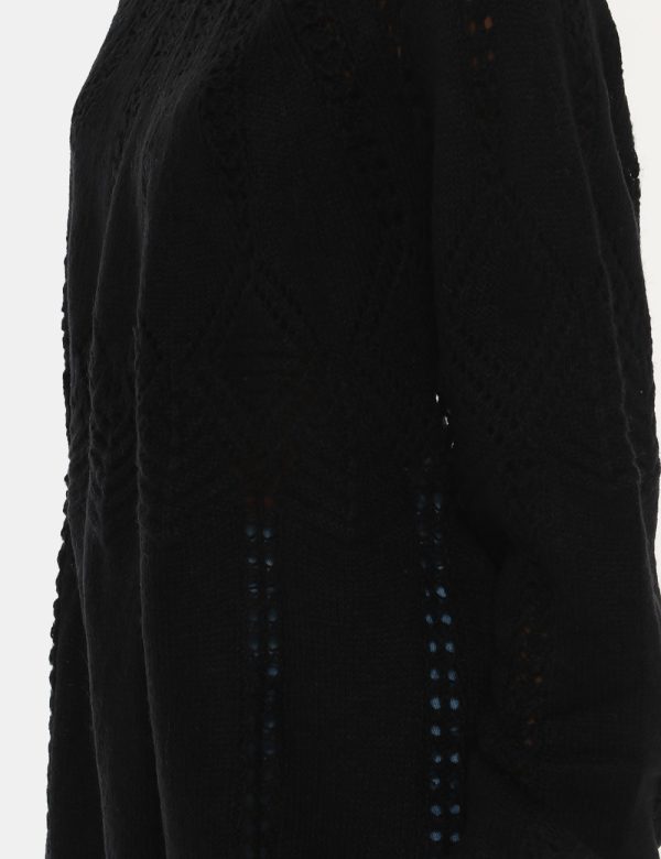 Maglione Maison Du Cachemire traforato con scollo ampio - 50% lana 20% acrilico 20% poliammide 10% mohairLa modella indossa