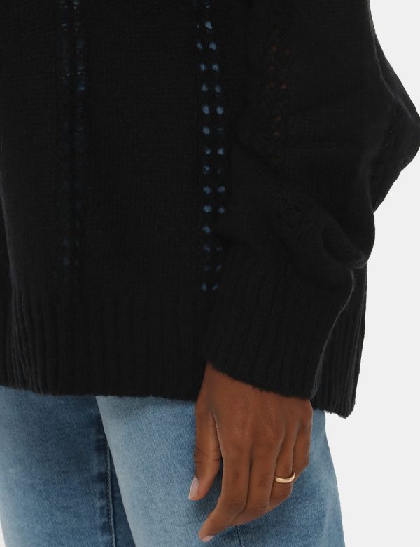 Maglione Maison Du Cachemire traforato con scollo ampio - 50% lana 20% acrilico 20% poliammide 10% mohairLa modella indossa