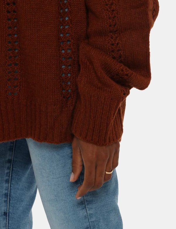 Maglione Maison Du Cachemire traforato con scollo ampio - 50% lana 20% acrilico 20% poliammide 10% mohairLa modella indossa