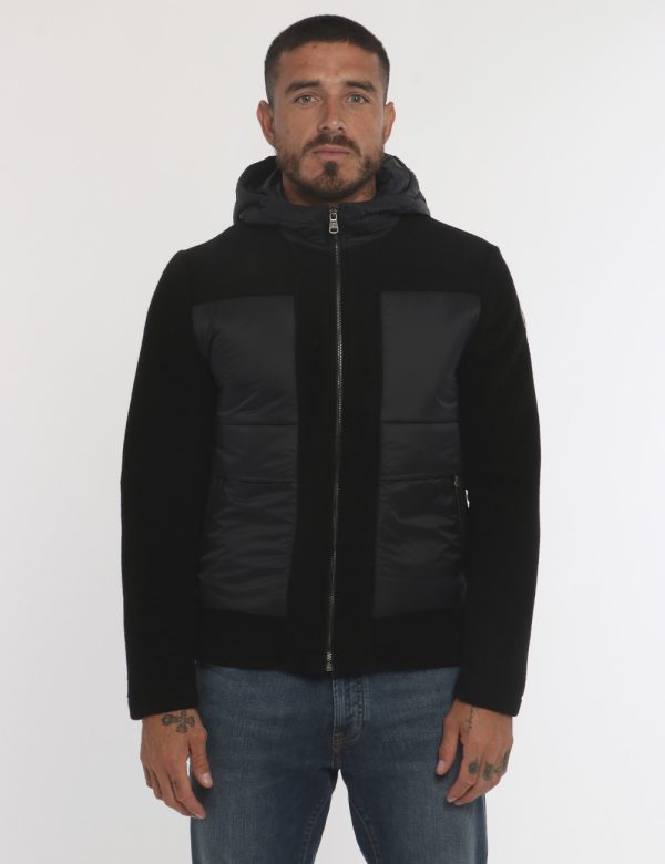 Giubbino Colmar nero - COMPOSIZIONE E VESTIBILITÀ:65% poliestere 25% acrilico 12% lana 3% elastanIl modello è alto 178 cm e