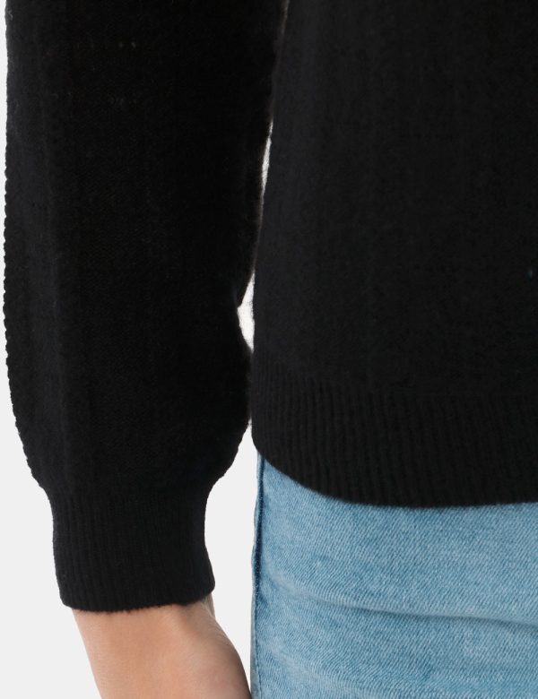 Maglia Maison du Cachemire traforata - 100% cachemireLa modella indossa la taglia S e la vestibilità del capo è regolare. 10