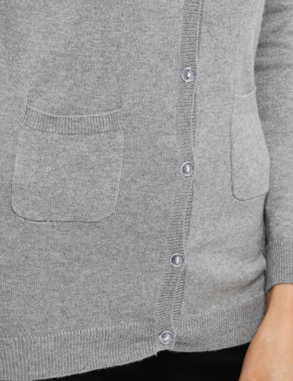 Maglione Maison Du Cachemire con bottoni - 40% lana 20% cotone 20% viscosa 10% poliammide 10% cachemireLa modella indossa la