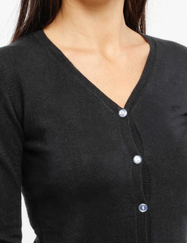 Maglione Maison Du Cachemire con bottoni - 40% lana 20% cotone 20% viscosa 10% poliammide 10% cachemireLa modella indossa la