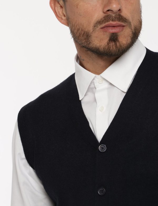 Gilet Maison du Cachemire blu - COMPOSIZIONE E VESTIBILITÀ:40% lana 20% cotone 20% viscosa 10% poliamide 10% cachemireIl mod