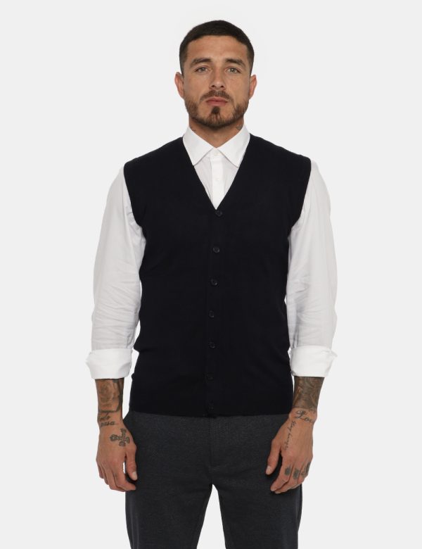 Gilet Maison du Cachemire blu - COMPOSIZIONE E VESTIBILITÀ:40% lana 20% cotone 20% viscosa 10% poliamide 10% cachemireIl mod