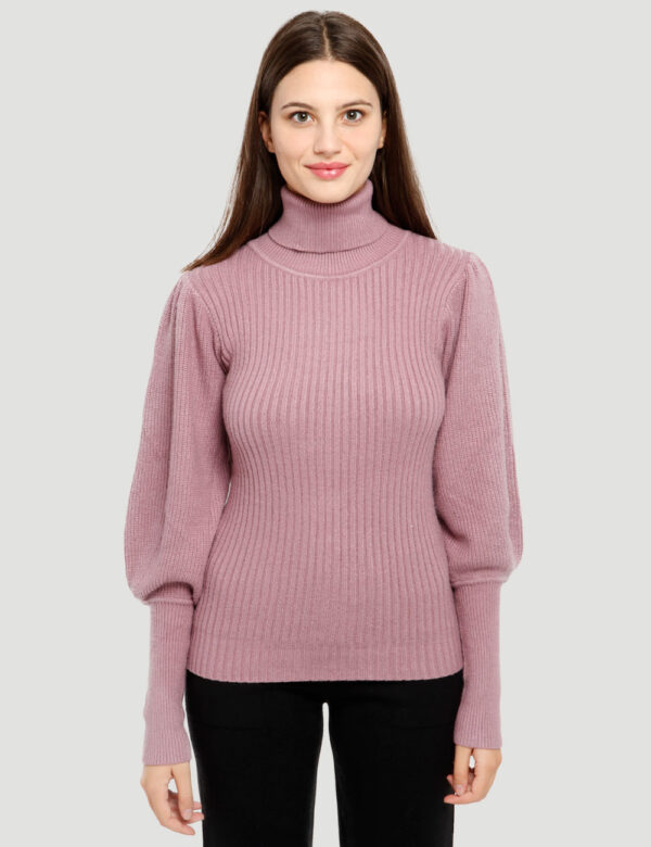 Maglione Smiling London a coste - 48% viscosa 28% poliestere 24% nylonLa modella indossa la taglia S ed è alta 178 cm e la