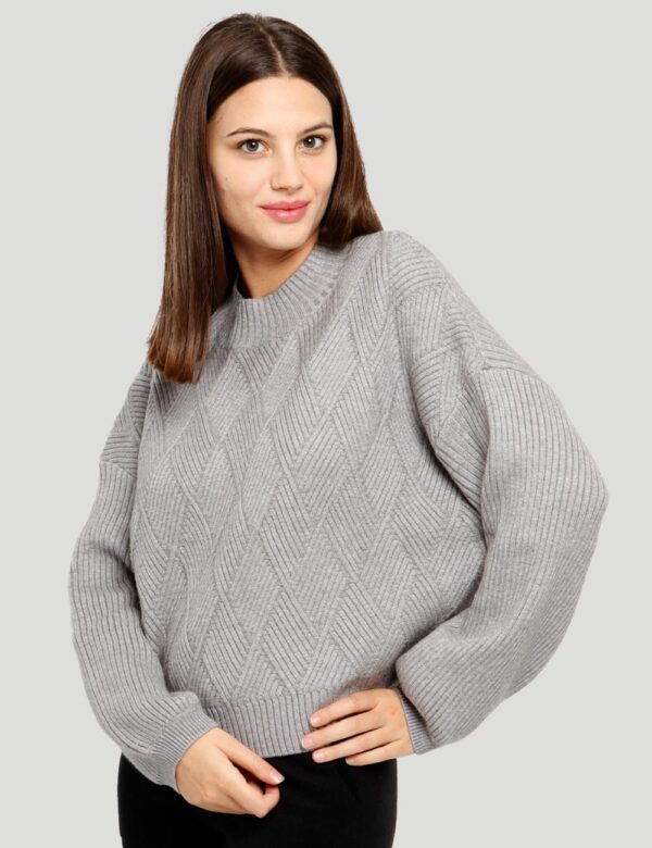 Maglione Smiling London lavorato - 48% viscosa 28% poliestere 24% nylonLa modella indossa la taglia S ed è alta 178 cm e l