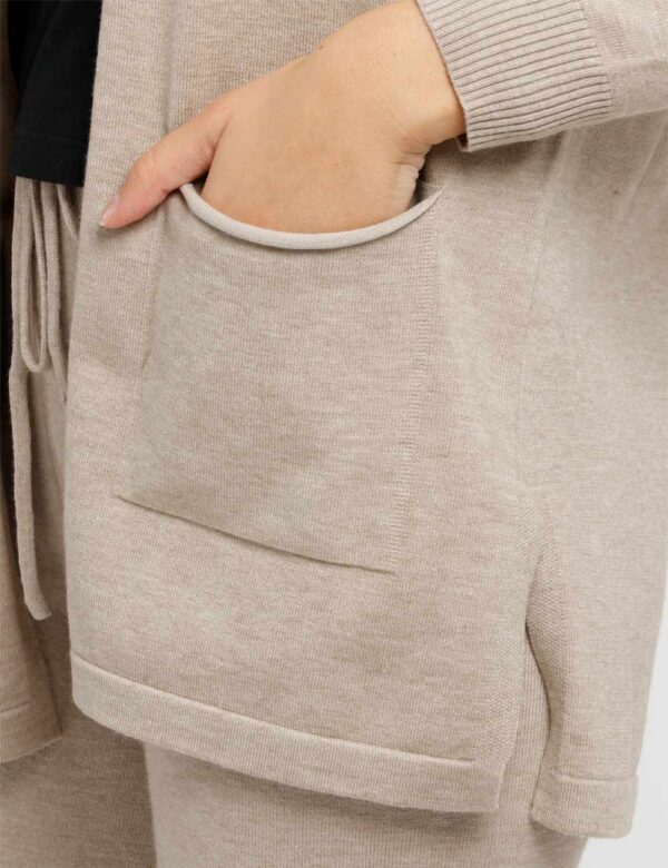 Maglia Smiling London con tasche - 48% viscosa 28% poliestere 24% nylonLa modella indossa la taglia S ed è alta 178 cm e l