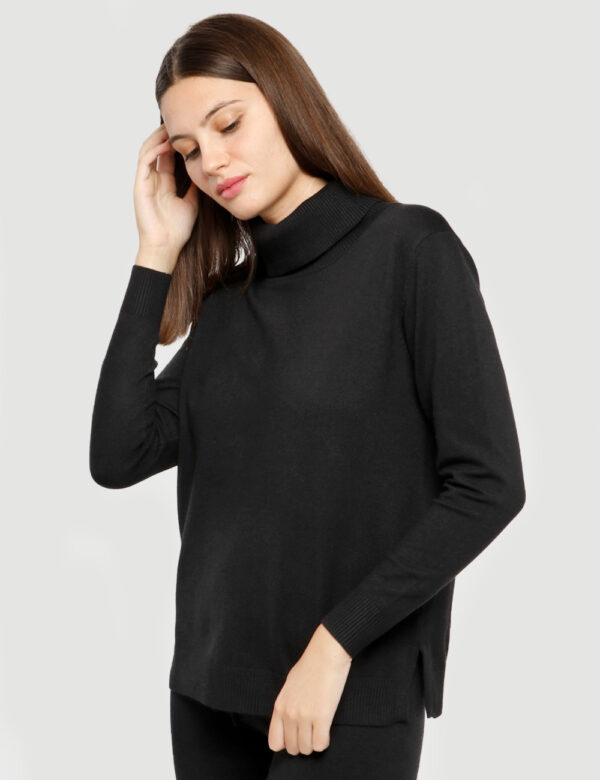 Maglione Smiling London a collo alto - 48% viscosa 28% poliestere 24% nylonLa modella indossa la taglia S ed è alta 178 cm