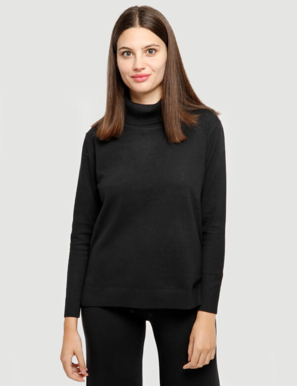 Maglione Smiling London a collo alto - 48% viscosa 28% poliestere 24% nylonLa modella indossa la taglia S ed è alta 178 cm