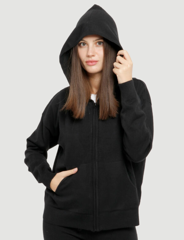 Felpa Smiling London in maglia - 48% viscosa 28% poliestere 24% nylonLa modella indossa la taglia S ed è alta 178 cm e la