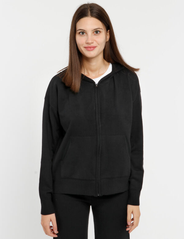 Felpa Smiling London in maglia - 48% viscosa 28% poliestere 24% nylonLa modella indossa la taglia S ed è alta 178 cm e la
