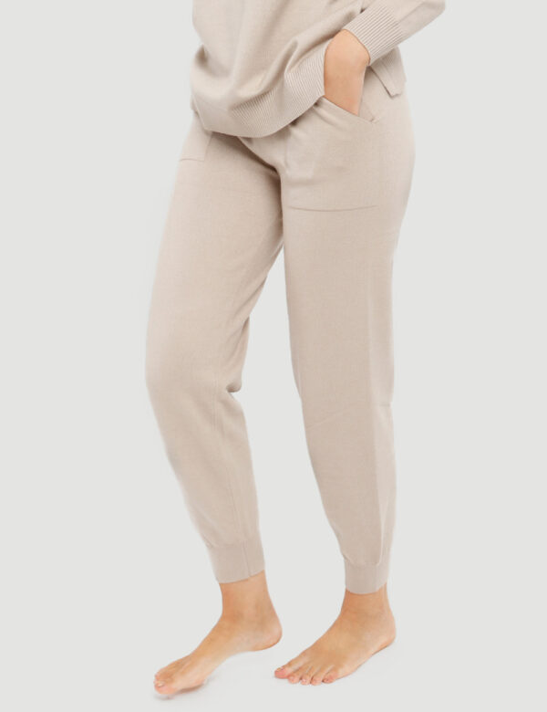 Pantalone Smiling London in maglia - 48% viscosa 28% poliestere 24% nylonLa modella indossa la taglia S ed è alta 178 cm e