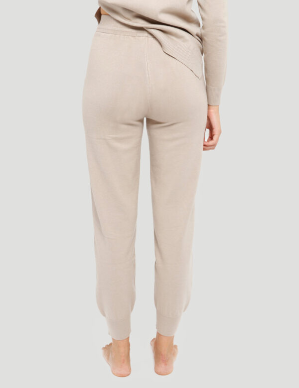 Pantalone Smiling London in maglia - 48% viscosa 28% poliestere 24% nylonLa modella indossa la taglia S ed è alta 178 cm e