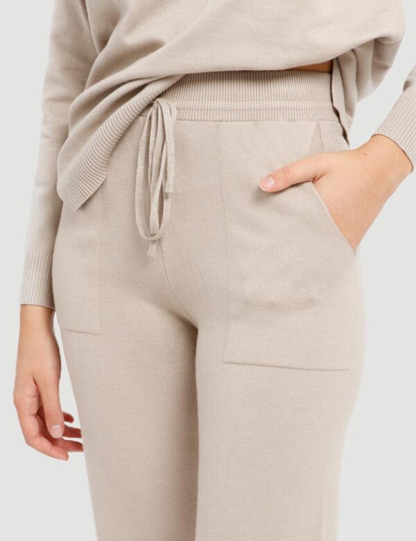 Pantalone Smiling London in maglia - 48% viscosa 28% poliestere 24% nylonLa modella indossa la taglia S ed è alta 178 cm e
