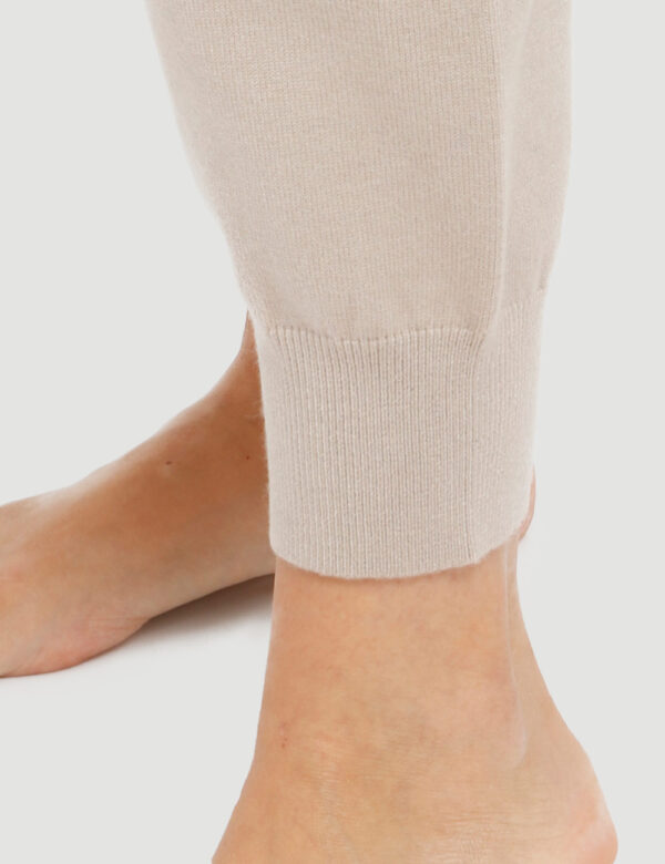 Pantalone Smiling London in maglia - 48% viscosa 28% poliestere 24% nylonLa modella indossa la taglia S ed è alta 178 cm e