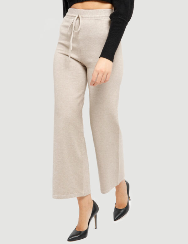 Pantalone Smiling London in maglia - 48% viscosa 28% poliestere 24% nylonLa modella indossa la taglia S ed è alta 178 cm e