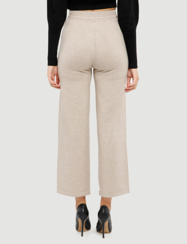 Pantalone Smiling London in maglia - 48% viscosa 28% poliestere 24% nylonLa modella indossa la taglia S ed è alta 178 cm e