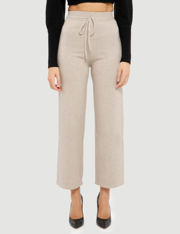 Pantalone Smiling London in maglia - 48% viscosa 28% poliestere 24% nylonLa modella indossa la taglia S ed è alta 178 cm e