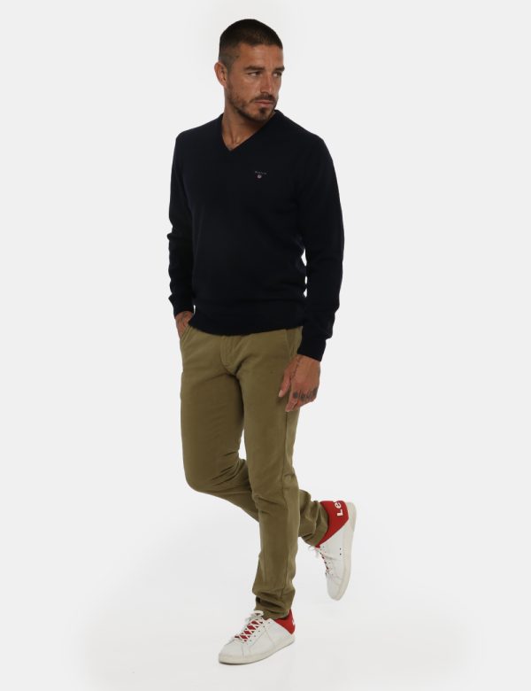 Pantaloni Gant verde - COMPOSIZIONE E VESTIBILITÀ:96% cotone 4% elastaneIl modello è alto 178 cm e indossa la taglia 32 corr