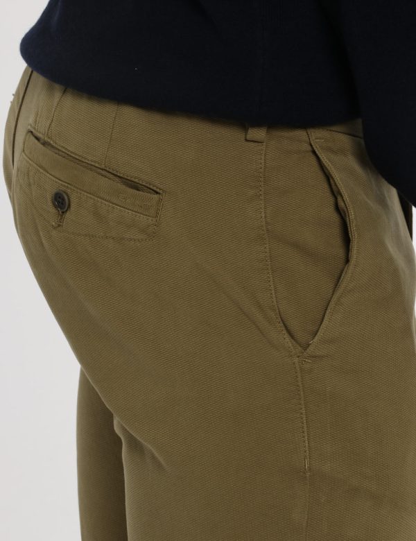 Pantaloni Gant verde - COMPOSIZIONE E VESTIBILITÀ:96% cotone 4% elastaneIl modello è alto 178 cm e indossa la taglia 32 corr