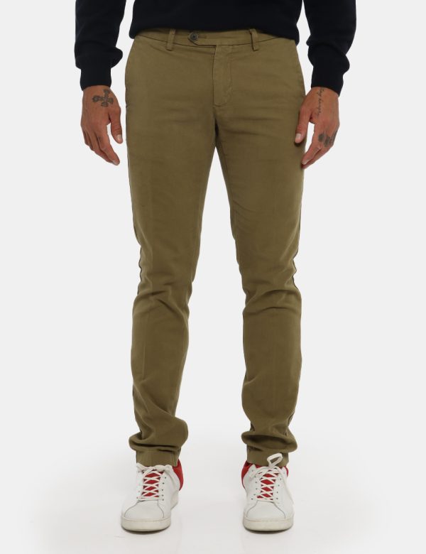 Pantaloni Gant verde - COMPOSIZIONE E VESTIBILITÀ:96% cotone 4% elastaneIl modello è alto 178 cm e indossa la taglia 32 corr