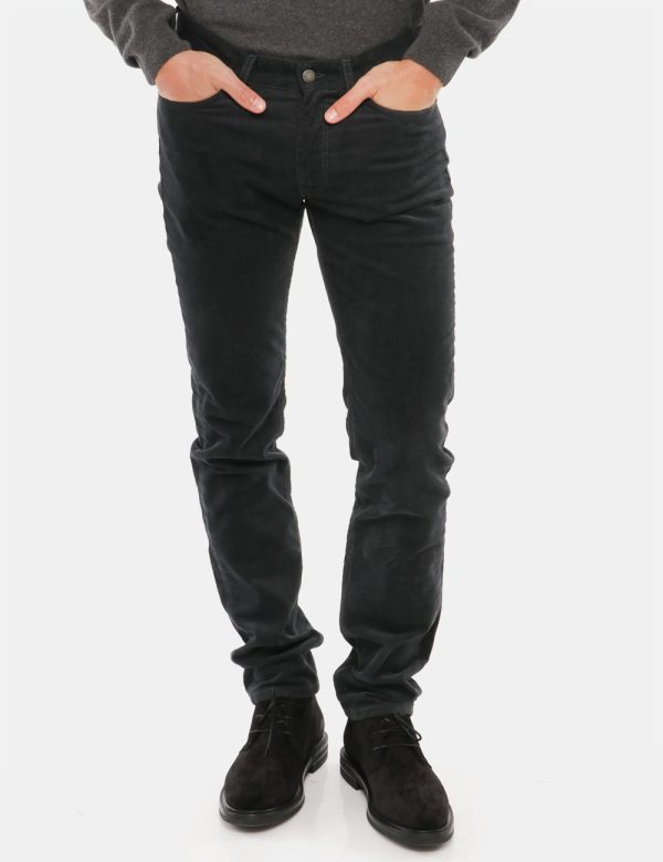 Pantalone Gant a coste - 98% cotone 2% elastinaIl modello indossa la taglia M ed è alto 184 cm e la vestibilità è comoda. Vi