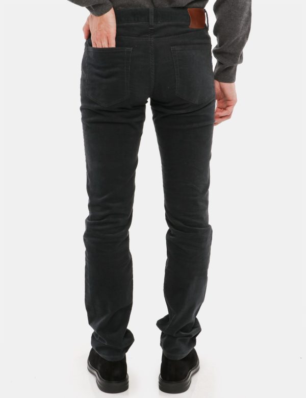 Pantalone Gant a coste - 98% cotone 2% elastinaIl modello indossa la taglia M ed è alto 184 cm e la vestibilità è comoda. Vi