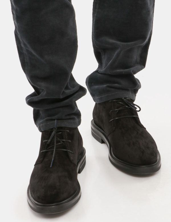 Pantalone Gant a coste - 98% cotone 2% elastinaIl modello indossa la taglia M ed è alto 184 cm e la vestibilità è comoda. Vi