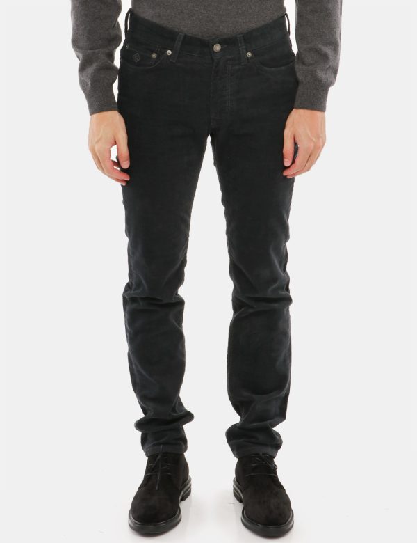 Pantalone Gant a coste - 98% cotone 2% elastinaIl modello indossa la taglia M ed è alto 184 cm e la vestibilità è comoda. Vi