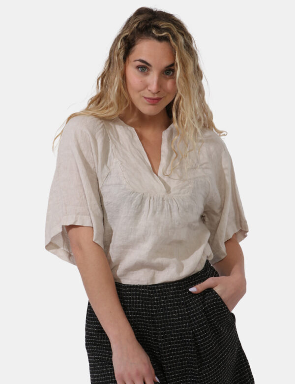 Blusa Caractere Beige - Blusa in lino con maniche a trequarti, in total beige e con scollo a V. La vestibilità è morbida e r