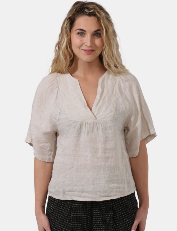 Blusa Caractere Beige - Blusa in lino con maniche a trequarti, in total beige e con scollo a V. La vestibilità è morbida e r