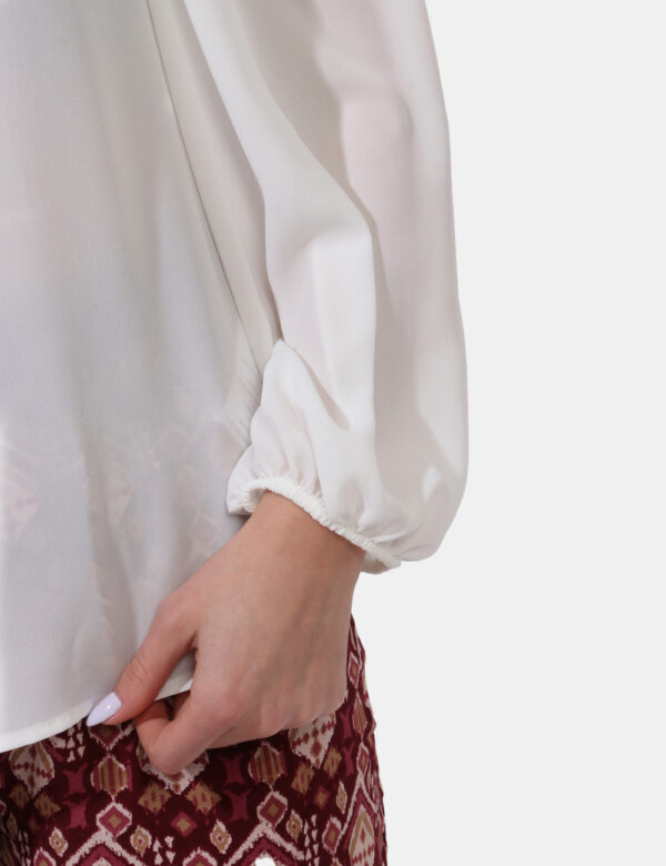 Blusa Caractere Bianco - Blusa velata a maniche lunghe in total bianco e con scollo a V. La vestibilità è morbida e regolare