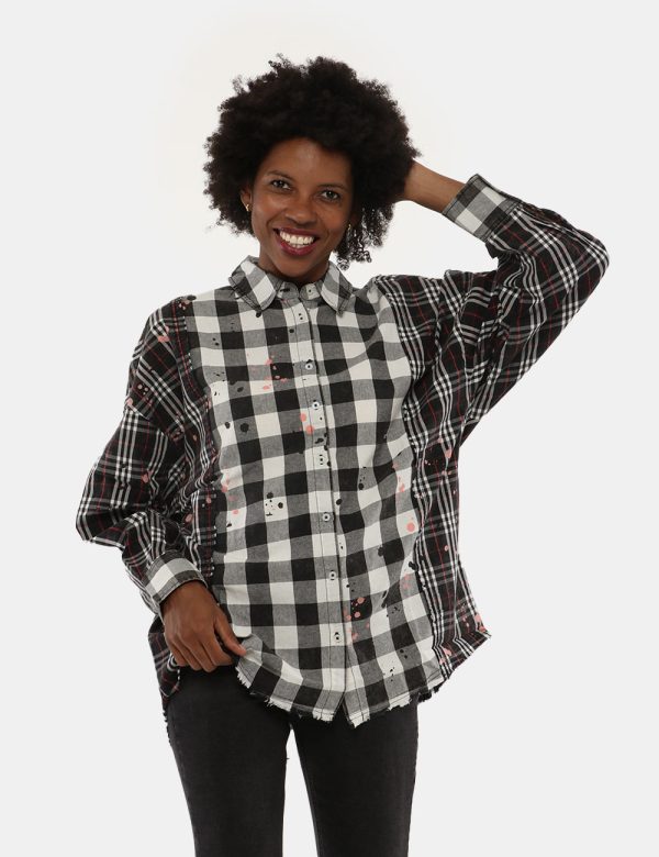 Camicia Desigual quadri 'Vive' - 100% CotoneLa modella indossa la taglia S è alta 170 cm e la vestibilità è regolare. Spalle