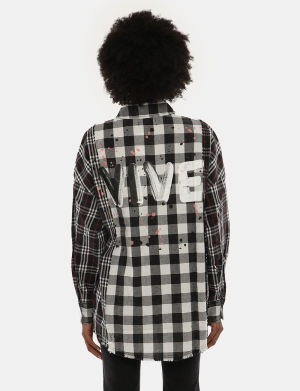 Camicia Desigual quadri 'Vive' - 100% CotoneLa modella indossa la taglia S è alta 170 cm e la vestibilità è regolare. Spalle