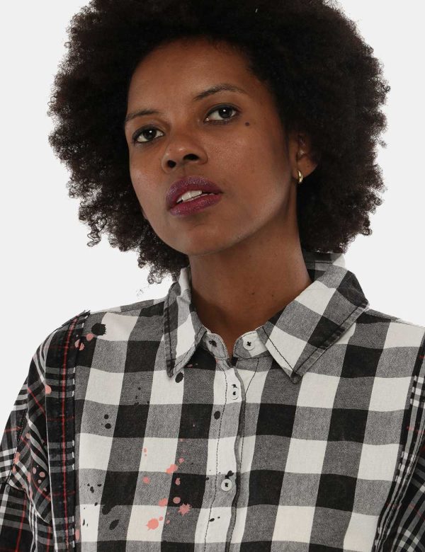 Camicia Desigual quadri 'Vive' - 100% CotoneLa modella indossa la taglia S è alta 170 cm e la vestibilità è regolare. Spalle