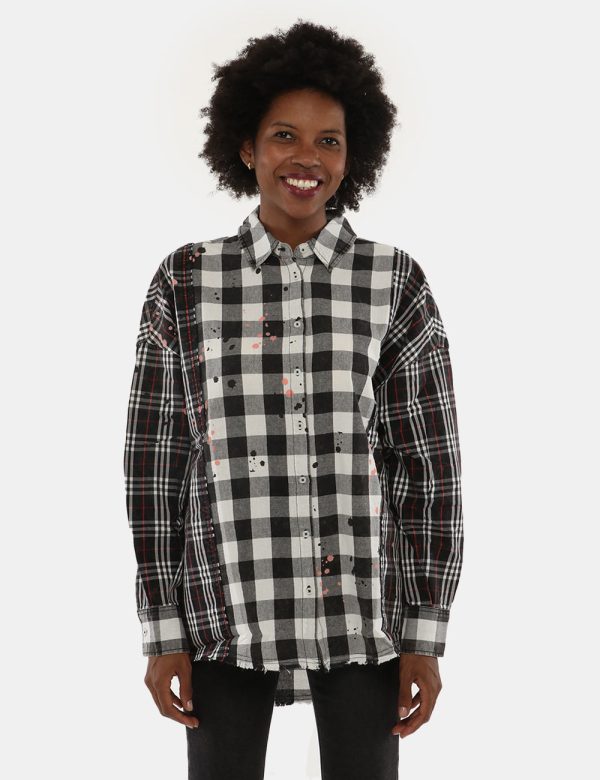 Camicia Desigual quadri 'Vive' - 100% CotoneLa modella indossa la taglia S è alta 170 cm e la vestibilità è regolare. Spalle