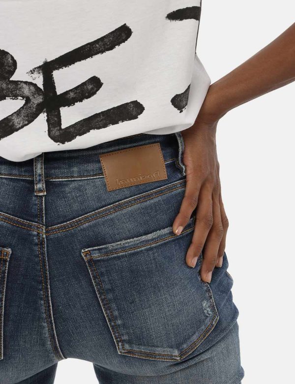Jeans Desigual skinny - 90% Cotone 8% Elastomultiester 2% ElastanLa modella indossa la taglia S è alta 170 cm e la vestibili