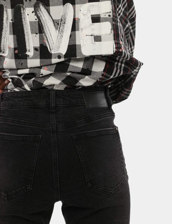 Jeans Desigual flare cropped - 98% Cotone, 2% ElastanLa modella indossa la taglia S è alta 170 cm e la vestibilità è regolar