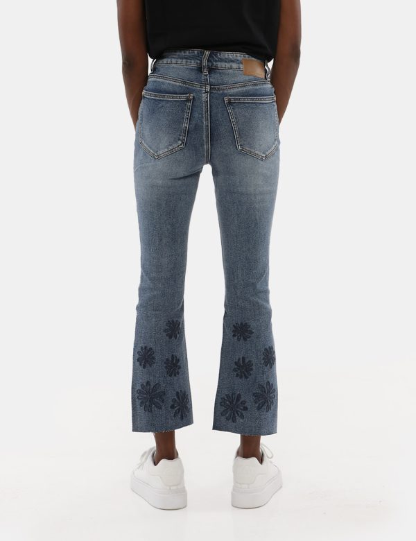 Jeans Desigual flare cropped - 98% Cotone, 2% ElastanLa modella indossa la taglia S è alta 170 cm e la vestibilità è regolar