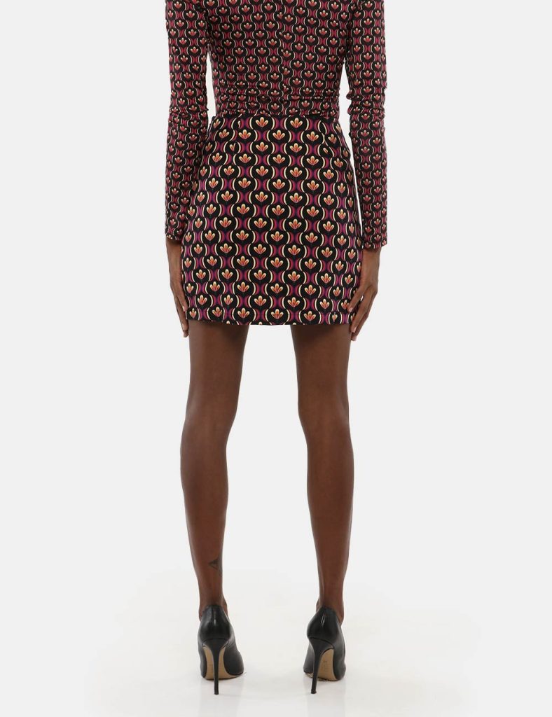 Gonna Desigual fantasia - 98% cotone 2% elastaneLa modella indossa la taglia S ed è alta 168 cm e la vestibilità è regolare.