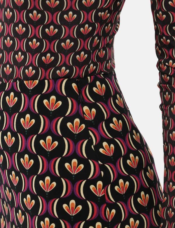 Gonna Desigual fantasia - 98% cotone 2% elastaneLa modella indossa la taglia S ed è alta 168 cm e la vestibilità è regolare.