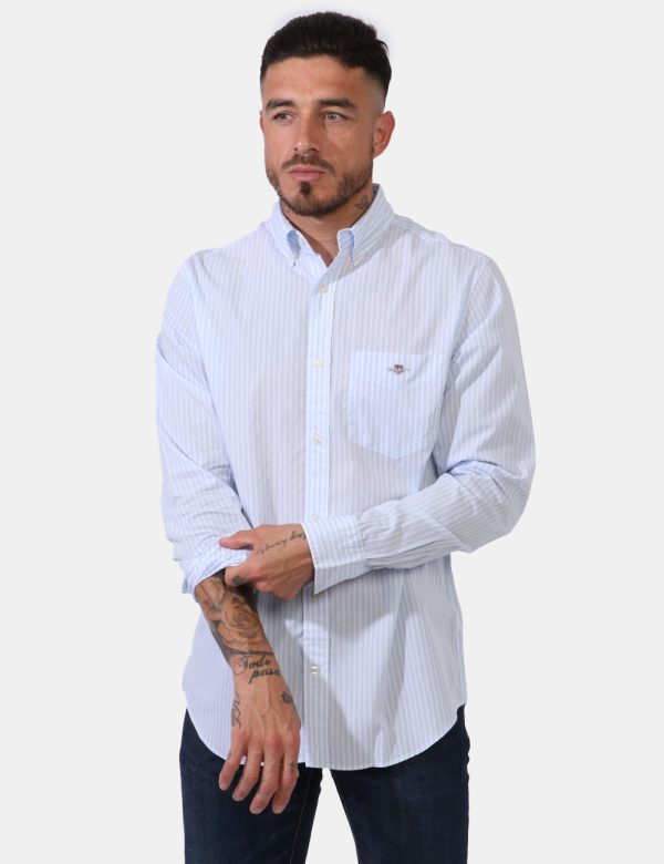 Camicia Gant Azzurro - Camicia classica da uomo rigata in bianco e azzurro pastello. Presente taschino a toppa ad altezza cu