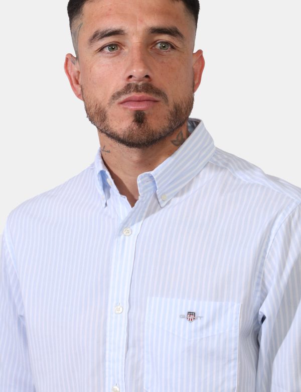 Camicia Gant Azzurro - Camicia classica da uomo rigata in bianco e azzurro pastello. Presente taschino a toppa ad altezza cu