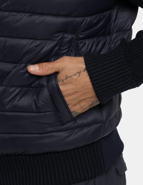Giubbino Goha blu - COMPOSIZIONE E VESTIBILITÀ:100% poliamideIl modello è alto 178 cm e indossa la taglia L. La vestibilità