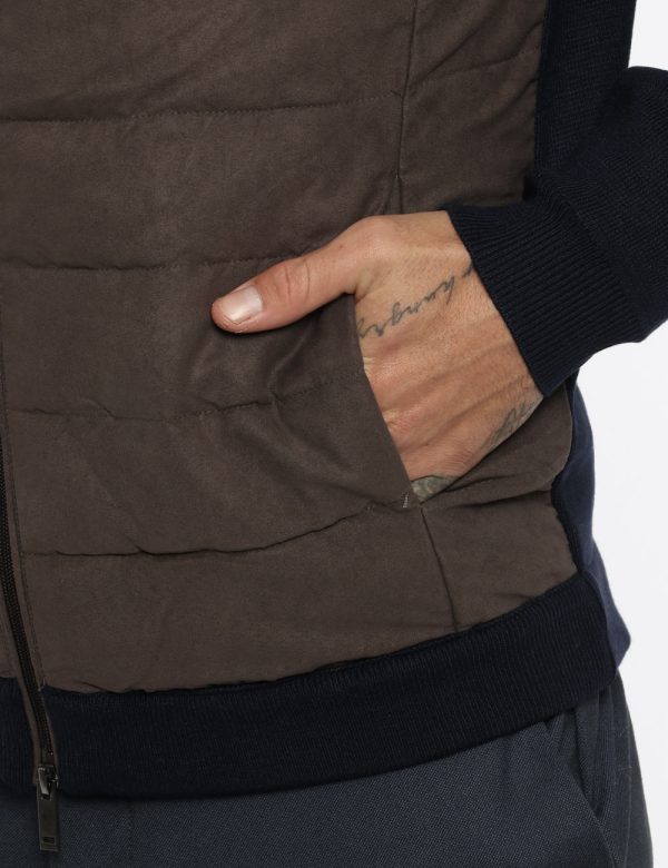 Giubbino Goha blu e grigio - COMPOSIZIONE E VESTIBILITÀ:100% poliestereIl modello è alto 178 cm e indossa la taglia L. La ve